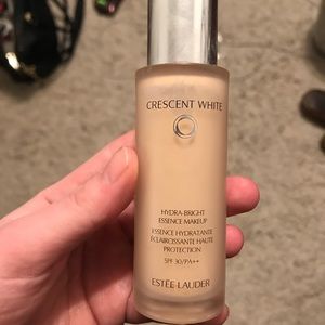 Crescent white Estée Lauder foundation